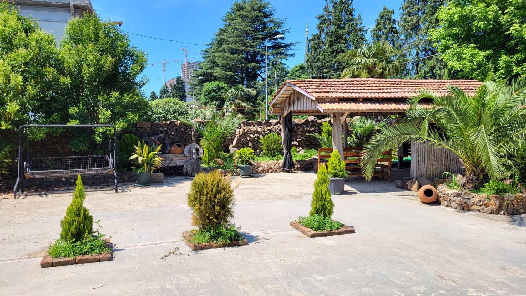 Guesthouse Gocha Beridze Батуми Екстериор снимка